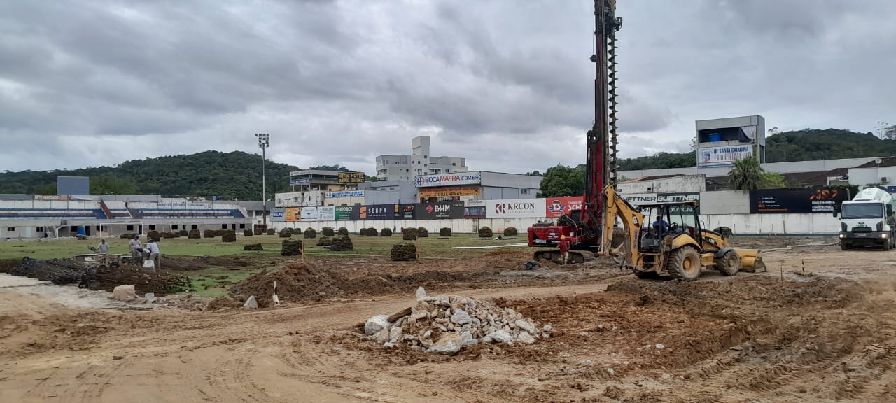 Obras no estádio Augusto Bauer, em Brusque (Foto: Claudio Santos / Rádio Cidade)