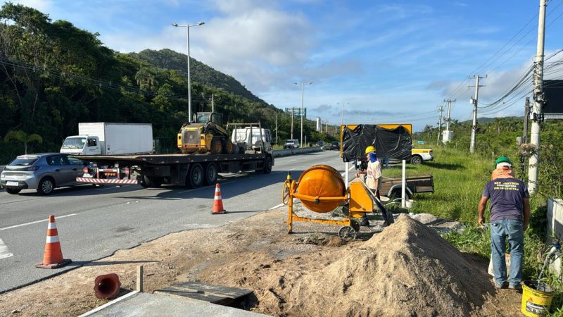 Obras para instala&ccedil;&atilde;o passarela pr&oacute;ximo ao acesso ao bairro Jurere. – Foto: Paulo Meuller/Divulga&ccedil;&atilde;o/ND