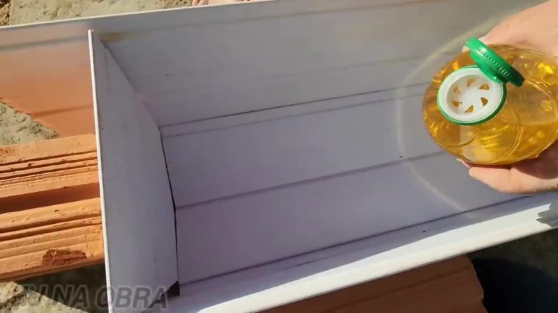 Para isso, o rapaz usa &oacute;leo de cozinha com uma esponja para espalhar em toda a superf&iacute;cie do PVC. – Foto: YouTube/Divulga&ccedil;&atilde;o/ND