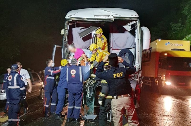 O motorista do &ocirc;nibus ficou preso &agrave;s ferragens e foi resgatado pelos bombeiros. &mdash; Foto: Corpo de Bombeiros Militar/Divulga&ccedil;&atilde;o