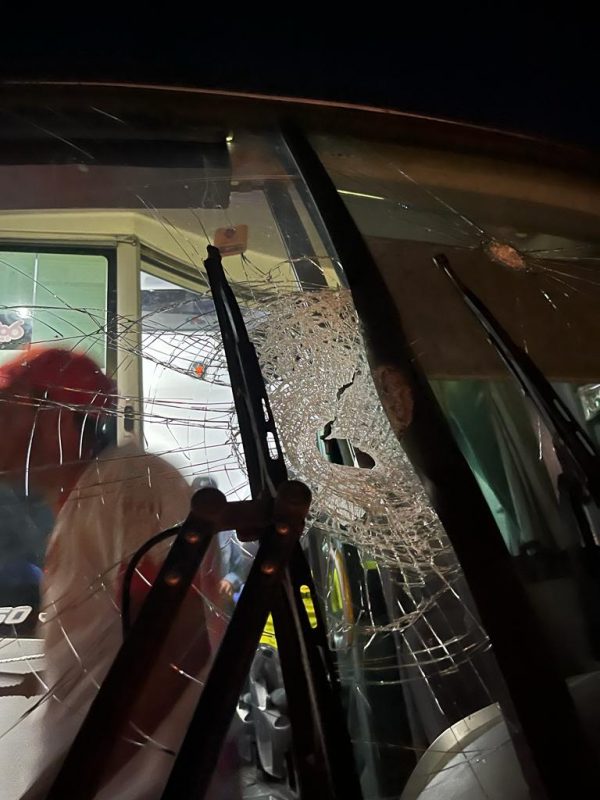 &Ocirc;nibus Herc&iacute;lio Luz apedrejado. – Foto: Reprodu&ccedil;&atilde;o/Redes sociais