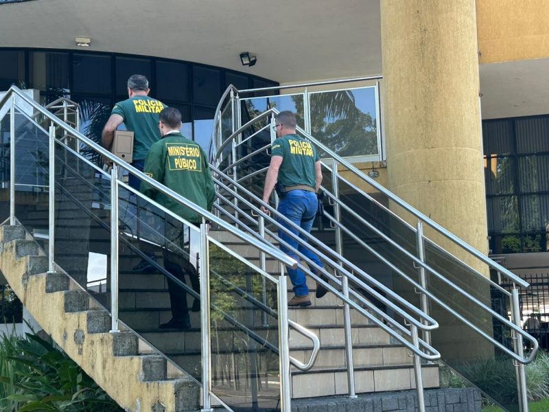 Policiais e Minist&eacute;rio P&uacute;blico realizam opera&ccedil;&atilde;o na C&acirc;mara de Vereadores de Joinville – Foto: Isabela Corr&ecirc;a/NDTV