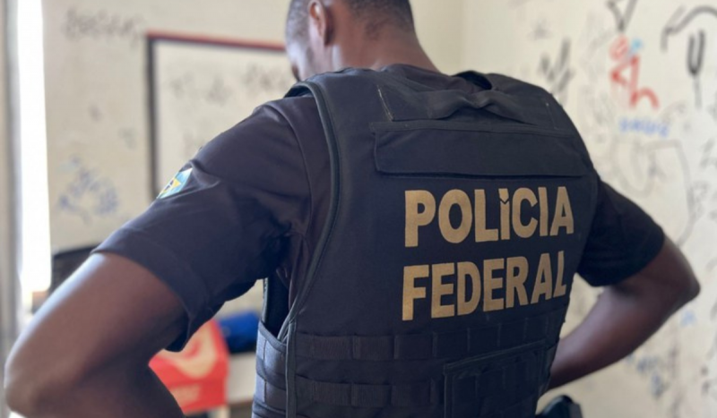 Agentes da PF prendendo o homem que guardava pornografia infantil em SC 