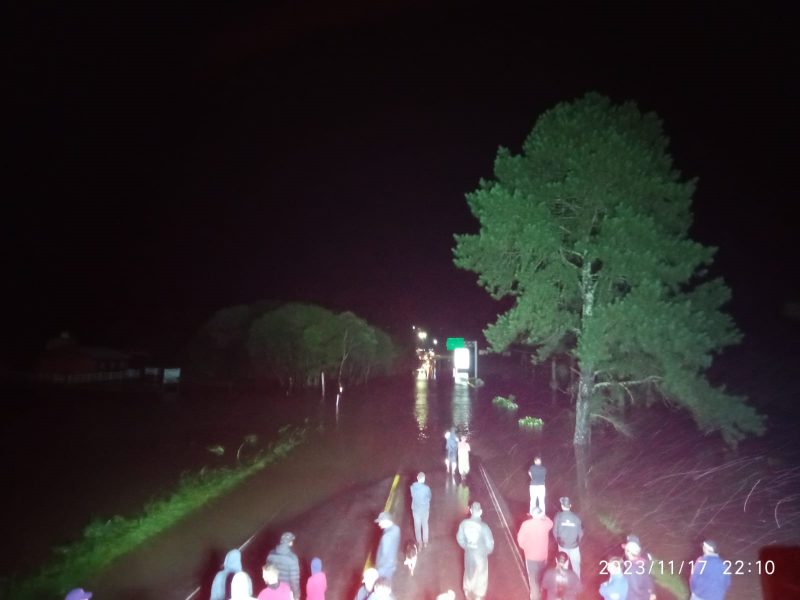 Ambulâncias com 14 pessoas ficam presas em inundação na Serra de SC