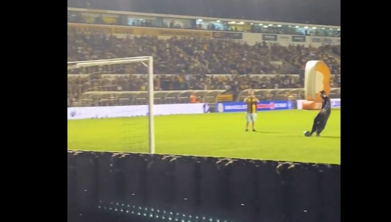 Estádio do Criciúma e padre cobrando pênalti