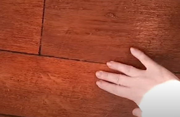 Técnica única para fazer uma parede amadeirada, gastando pouco - Foto: MarciaCris/Divulgação/ND