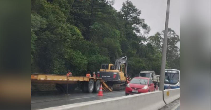 Ap&oacute;s deslizamento, uma faixa foi bloqueada – Foto: GMF/Divulga&ccedil;&atilde;o/ND
