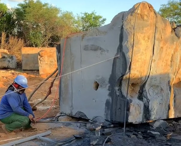 Quartzito Cristallo, pedra translúcida descoberta na Bahia