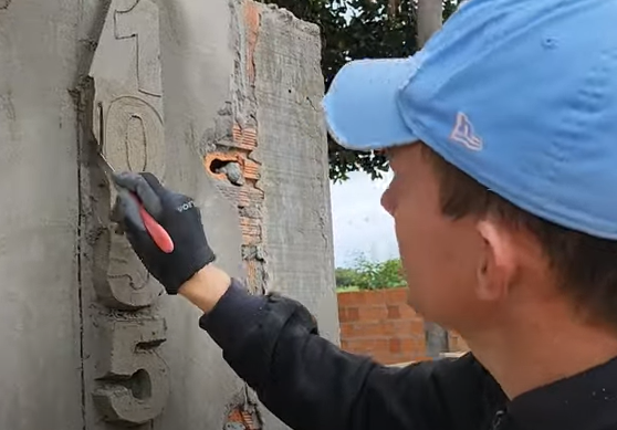 Pedreiro ensina como fazer números para casas