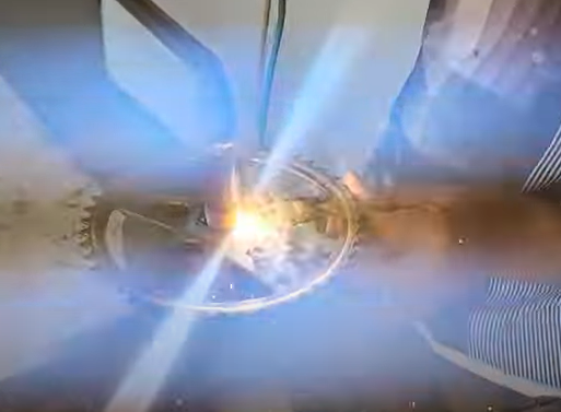 Pedreiro mostra como fazer nova ferramenta