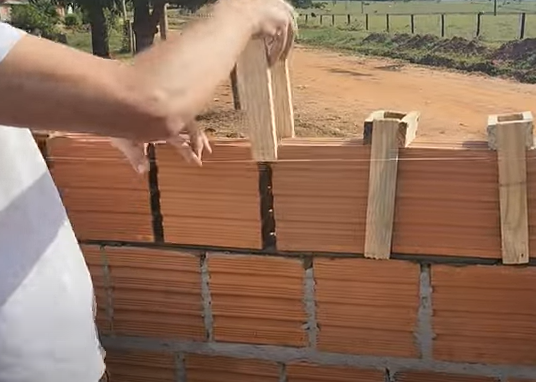 Pedreiro cria nova ferramenta