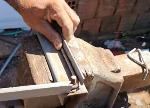 Pedreiro deixa porta perfeita