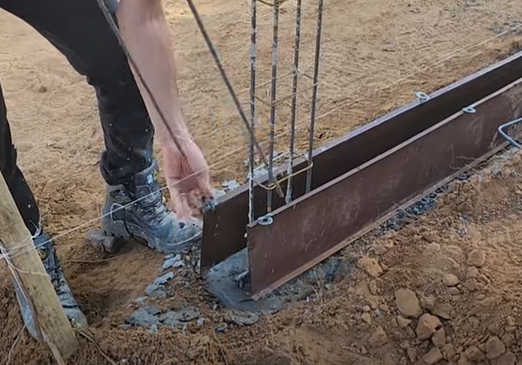 Pedreiro mostra técnica para alicerce