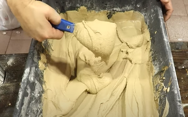 Pedreiro mostra técnica com argamassa em parede