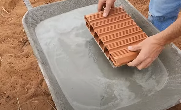 Pedreiro mostra técnica para substituir chapiscado