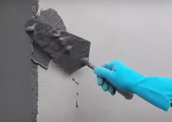 Pedreiro mostra técnica para reboco de quinas