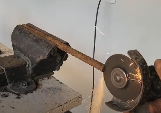 Pedreiro mostra como furar muro