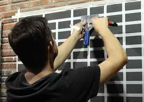 Pedreiro mostra técnica de textura projetada