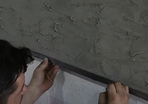 Pedreiro mostra técnica de concreto à vista