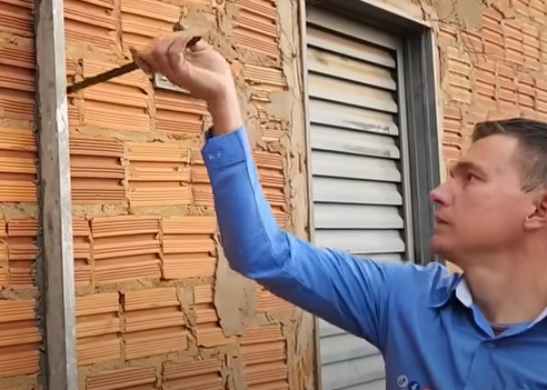 Pedreiro inova com dica de reboco – Foto: Internet