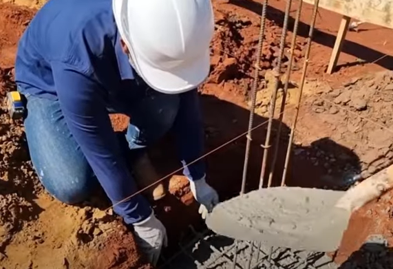 Pedreiro mostra técnica de alicerce