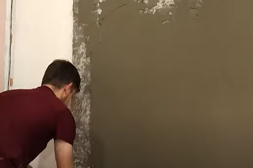 Pedreiro mostra dica para parede com argamassa