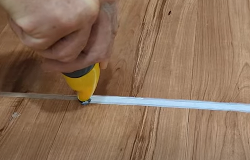 Pedreiro mostra dica para rejunte