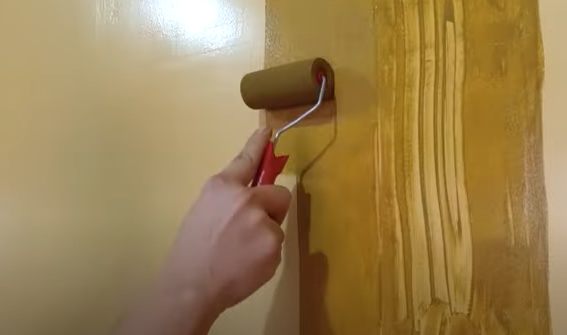 Pedreiro mostra como fazer rolo