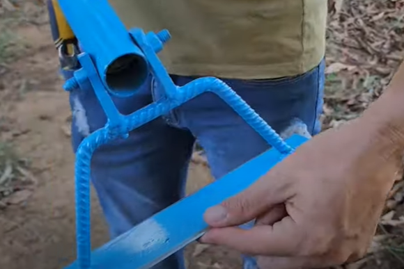 Pedreiro mostra invenção de enxada