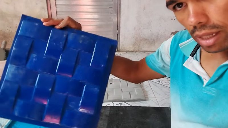 Construtor usa formas de pl&aacute;stico e de silicone que comprou na internet – Foto: Pedreiro Lucas Emanuel/Divulga&ccedil;&atilde;o/ND