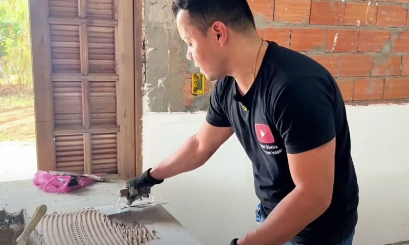 Isopor recebe argamassa com aplicação de pedreiro para instalar na parede