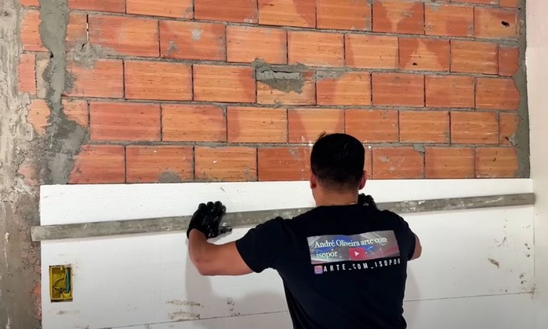 Aplica&ccedil;&atilde;o do material requer muita t&eacute;cnica, conforme mostra o v&iacute;deo – Foto: Reprodu&ccedil;&atilde;o