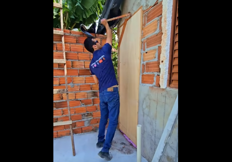 Pedreiro ensina como construir um banheiro gastando pouco – Foto: Reprodu&ccedil;&atilde;o/Instagram