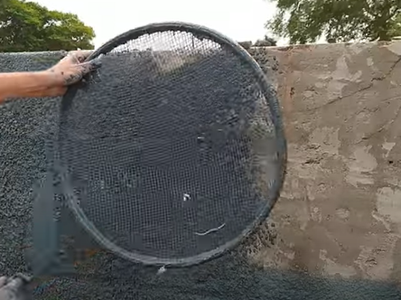 Pedreiro ensina forma de chapisco inovador