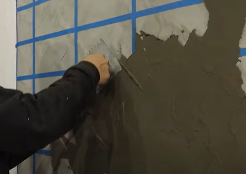 Pedreiro renova parede com pouco dinheiro