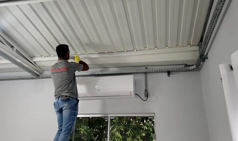 Pedreiro ensina a tapar buracos de telhado com espuma expansiva