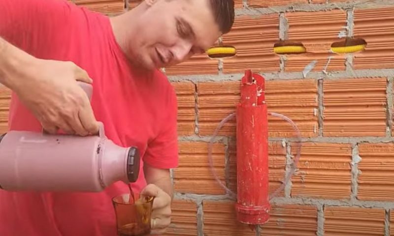 Depois de instalar a m&aacute;quina, o material leva um pouco de caf&eacute; – Foto: Reprodu&ccedil;&atilde;o