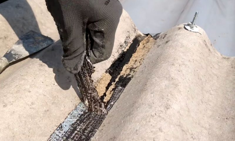 Pedreiro retira consertos antigos e limpa a área onde vai atuar