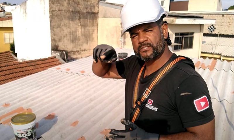 Pedreiro em cima de telhado explica como fazer os consertos