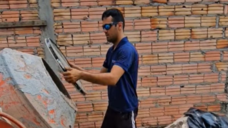 Construtor instala peneira na betoneira – Foto: Rafael Pedreiro/Divulga&ccedil;&atilde;o/ND