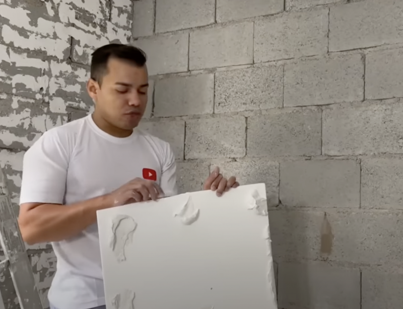 Pedreiro com pedaço de isopor