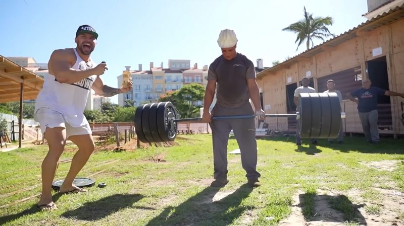 Pedreiro levanta barra de academia com 180 kg