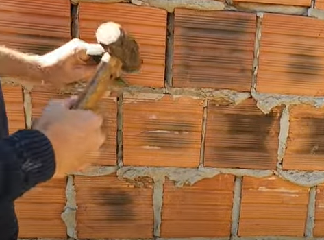 Pedreiro mostra dica simples e revolucionária para reboco