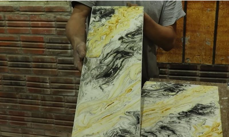 Pedreiro exibe placas criadas a partir de gesso e tinturas