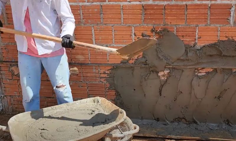 A massa vai direto no tijolo, que n&atilde;o precisa ser chapiscado – Foto: Reprodu&ccedil;&atilde;o