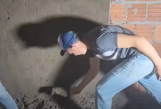 Pedreiro mostra dica definitiva para reboco