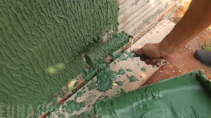 Pedreiro recebe 'Nobel da Revolução da construção' com método de acabamento por apenas R$ 8