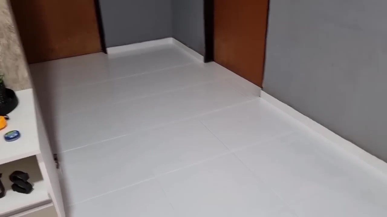 Na foto é possível ver o resultado final do trabalho do pedreiro com um piso branco e renovado.