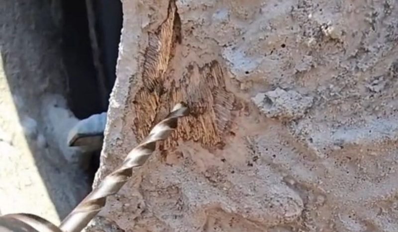 Profissional fez buracos na lateral da retroescavadeira – Foto: Tiktok/Reprodu&ccedil;&atilde;o/ND