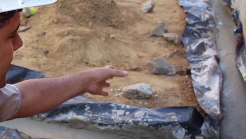 Técnica ensina por pedreiro usa lona ao invés de tábua